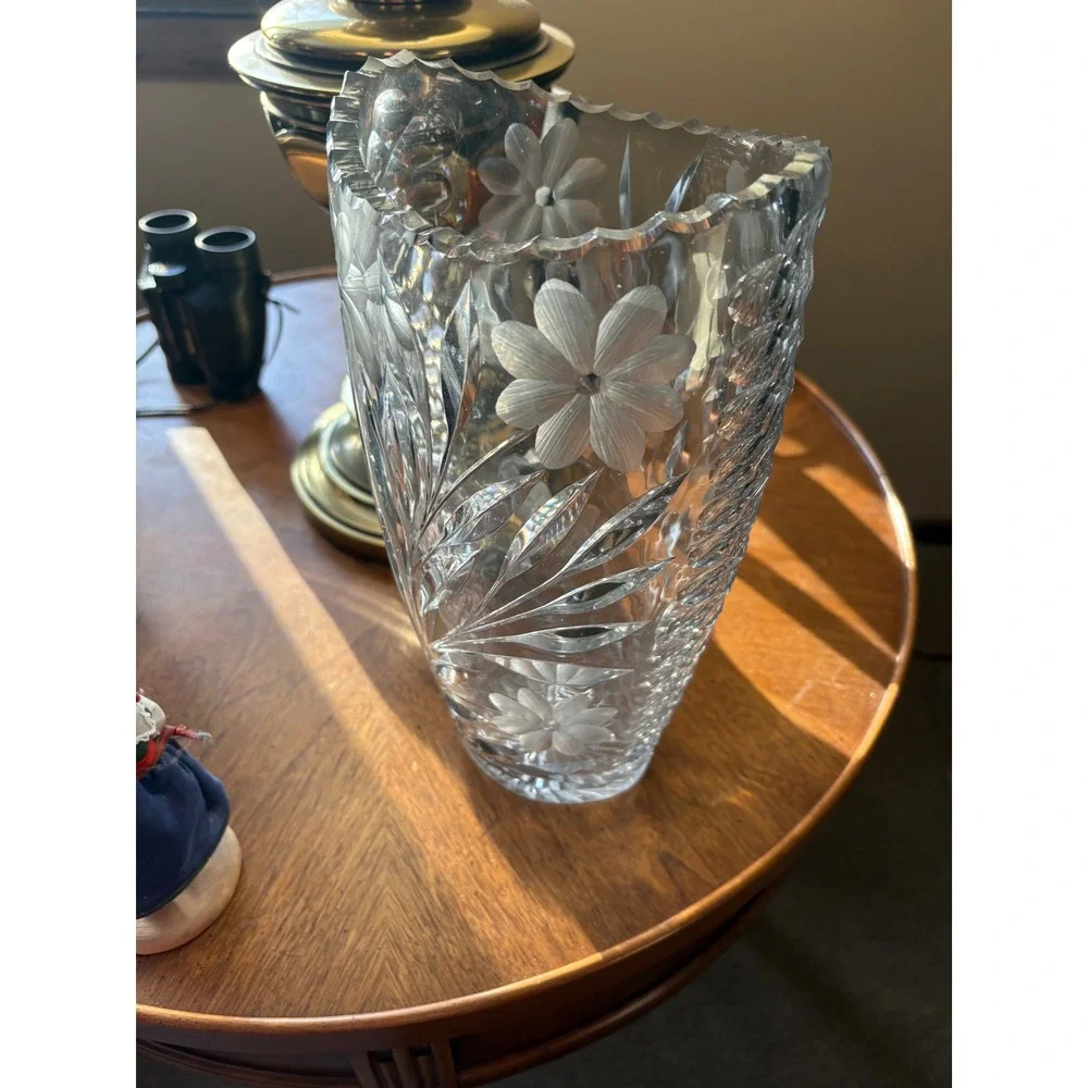VTG Exquisite Dais Crystal Vase‎ Frosted Floral Cut Glass Heavy Elegant Decor